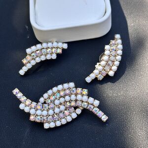 Vintage Milk Glass Aurora Borealis Rhinestone Brooch Clip Earrings Set Gold Tone